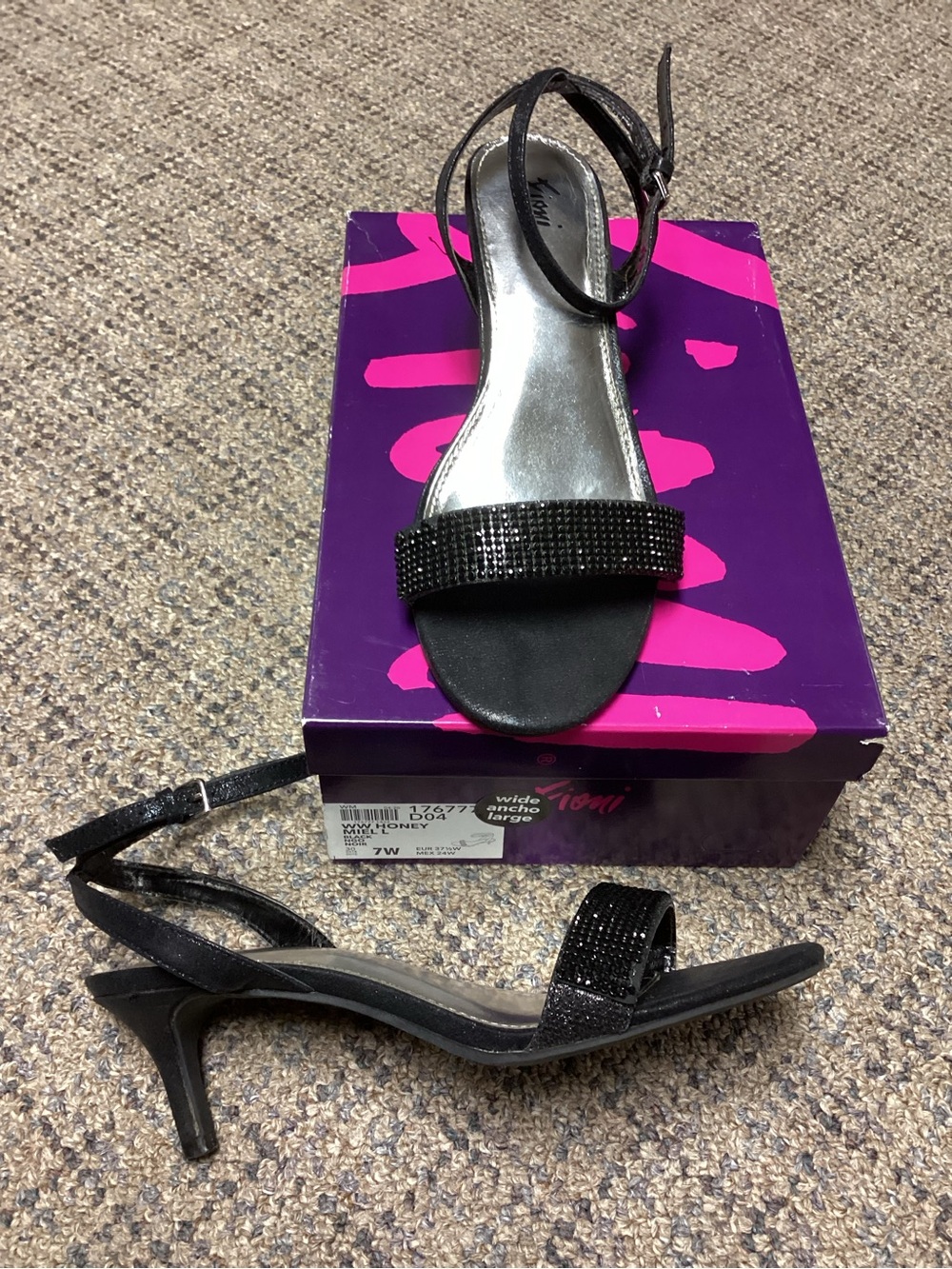 Fioni Women's Honey Black Rhinestones Low Heel Strappy Sandal Shoes * Size 7W